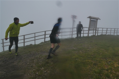 TRAIL di PIZZO San Michele N°3157 FOTO scattate a raffica in VETTA da Peppe Dalessio con nebbia e gran freddo - foto 1577