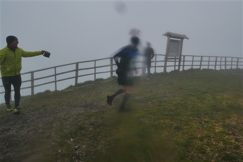 TRAIL di PIZZO San Michele N°3157 FOTO scattate a raffica in VETTA da Peppe Dalessio con nebbia e gran freddo - foto 1579
