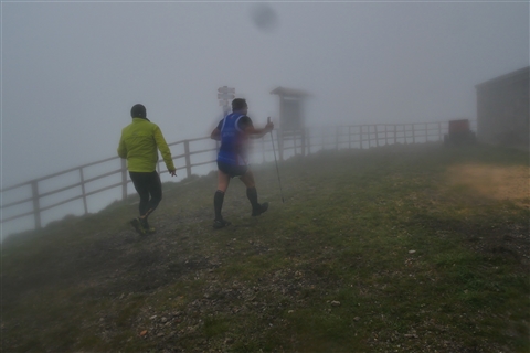 TRAIL di PIZZO San Michele N°3157 FOTO scattate a raffica in VETTA da Peppe Dalessio con nebbia e gran freddo - foto 1926
