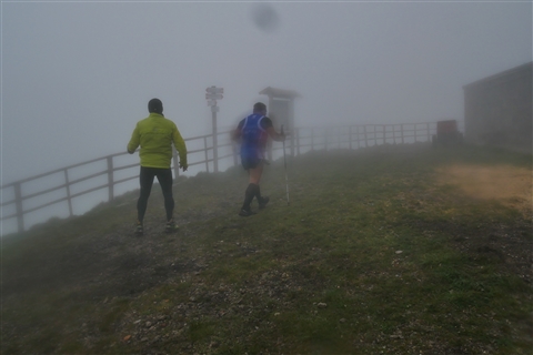 TRAIL di PIZZO San Michele N°3157 FOTO scattate a raffica in VETTA da Peppe Dalessio con nebbia e gran freddo - foto 1930