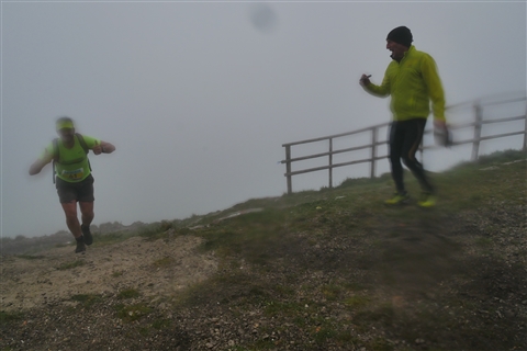 TRAIL di PIZZO San Michele N°3157 FOTO scattate a raffica in VETTA da Peppe Dalessio con nebbia e gran freddo - foto 1957