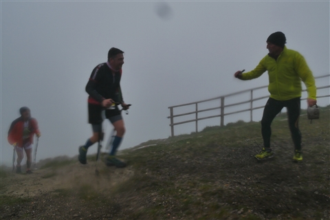 TRAIL di PIZZO San Michele N°3157 FOTO scattate a raffica in VETTA da Peppe Dalessio con nebbia e gran freddo - foto 2000
