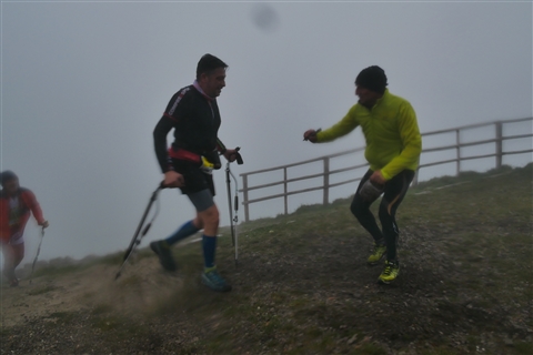 TRAIL di PIZZO San Michele N°3157 FOTO scattate a raffica in VETTA da Peppe Dalessio con nebbia e gran freddo - foto 2004